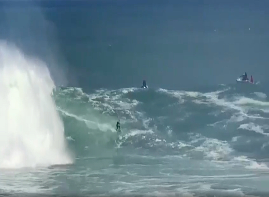 Los mejores del mundo surfean olas gigantes en Ribadeo